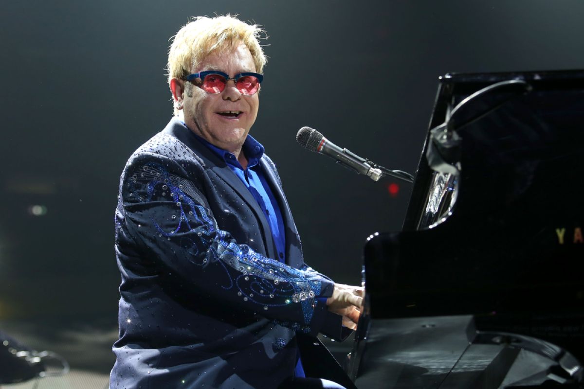 Elton John sumbang 1 juta dolar untuk  darurat corona