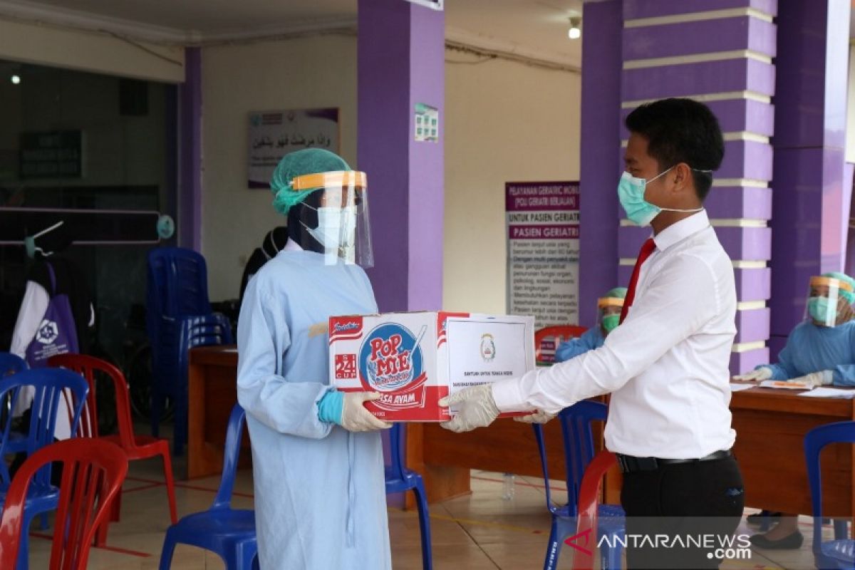 Peduli tim medis lawan COVID-19, Bhayangkari Polres HSS serahkan bantuan