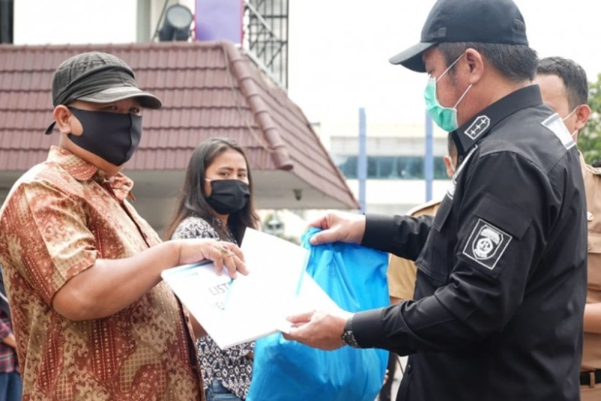 Gubernur serahkan bantuan pembayaran listrik dan sembako gratis