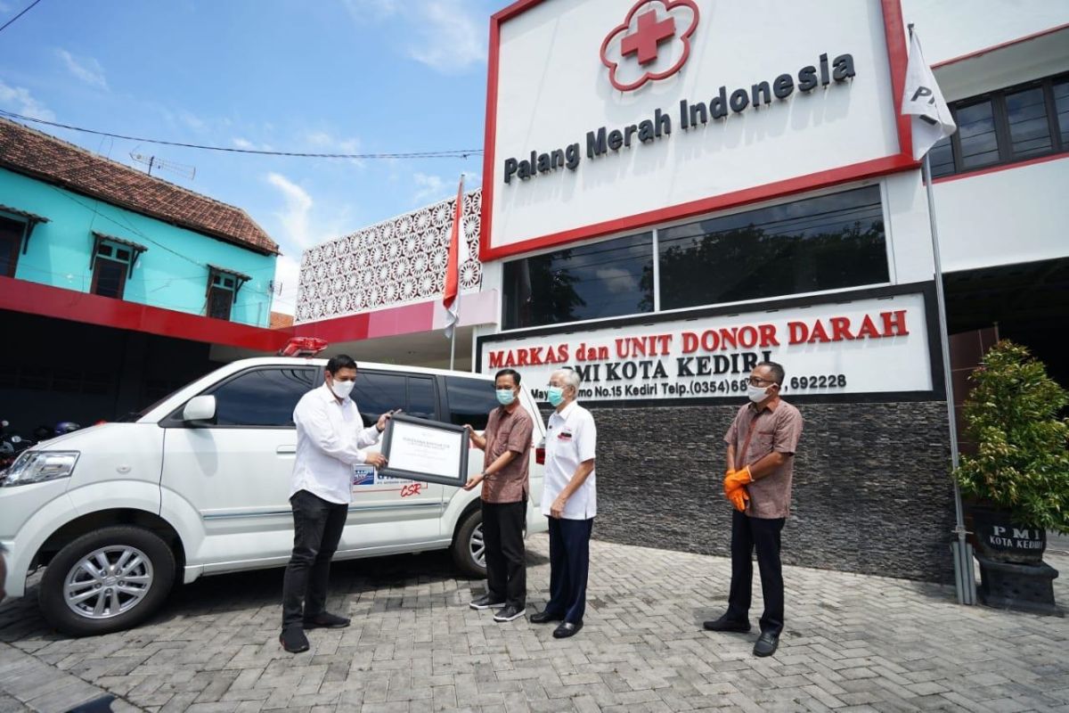 Pemkot Kediri terima mobil ambulans untuk PMI dari Gudang Garam