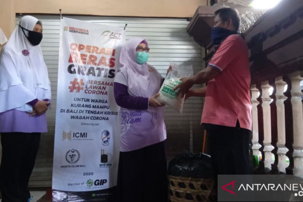 Perempuan Bali bagikan beras gratis bagi warga terdampak COVID-19