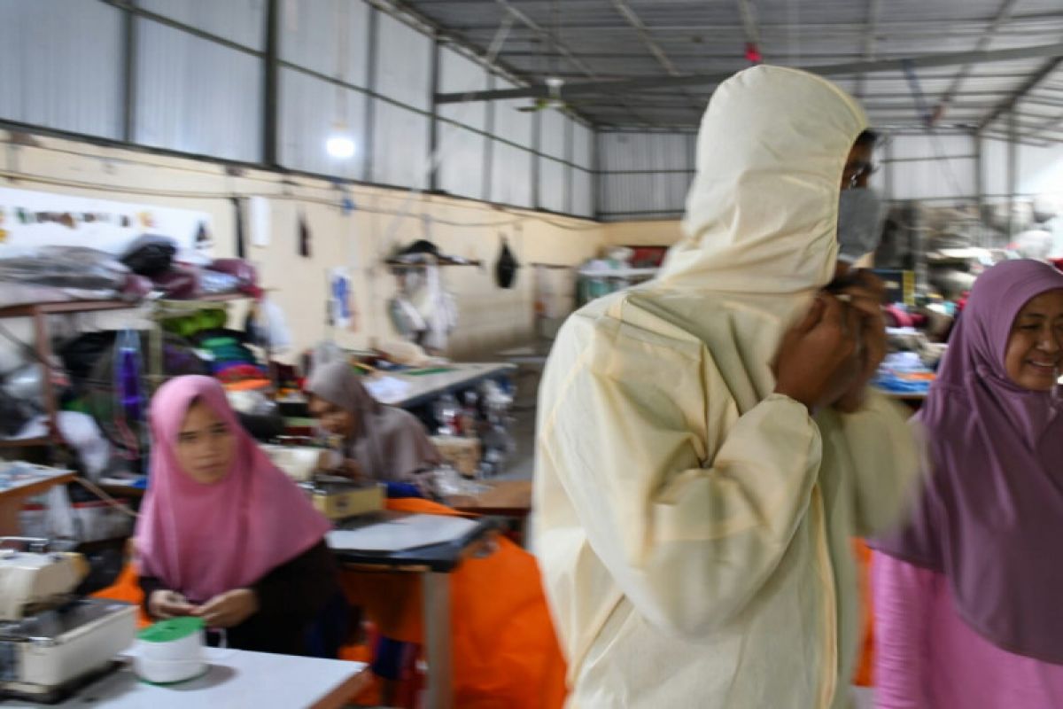 Konveksi di Bandarlampung produksi baju hazmat untuk tenaga medis