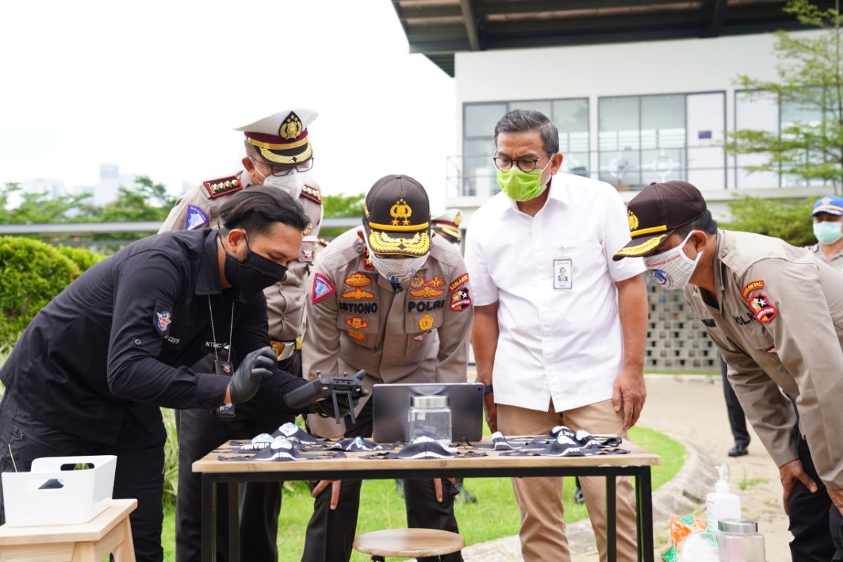 Polri cek suhu tubuh pengendara ojek online menggunakan drone