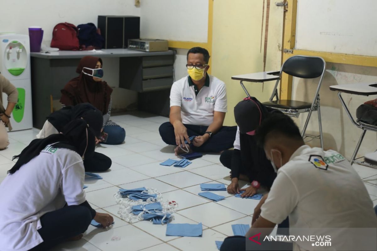 Penyandang disabilitas binaan PLN turut produksi masker