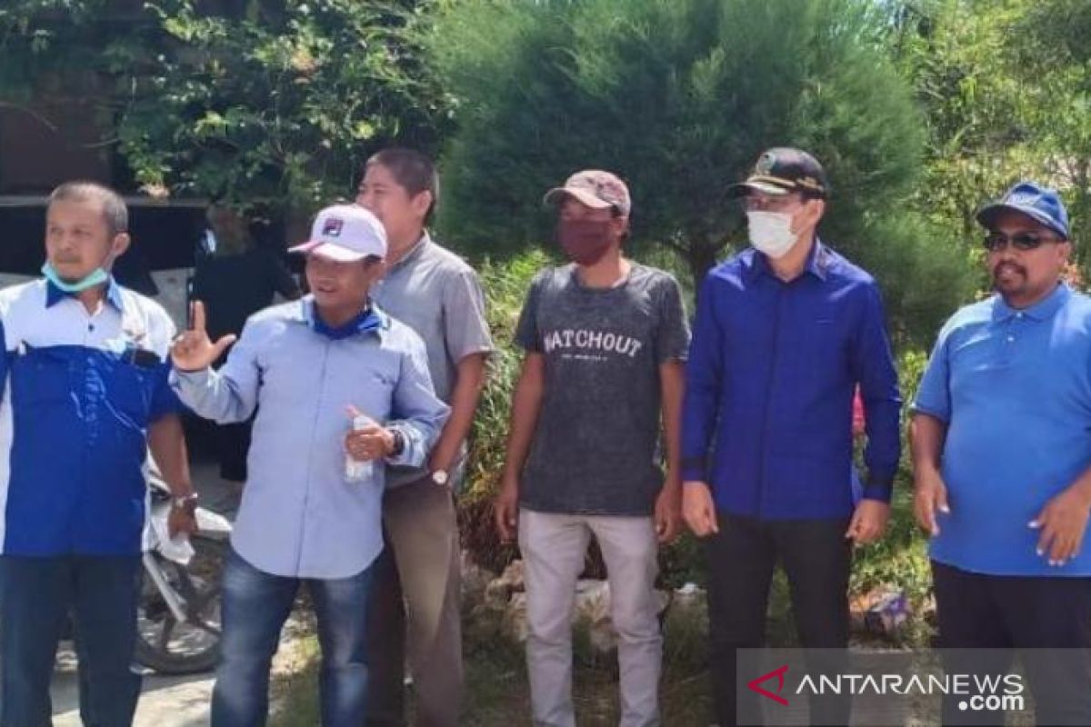 Ketua DPRD Penajam semprotkan disinfektan lingkungan warga saat reses