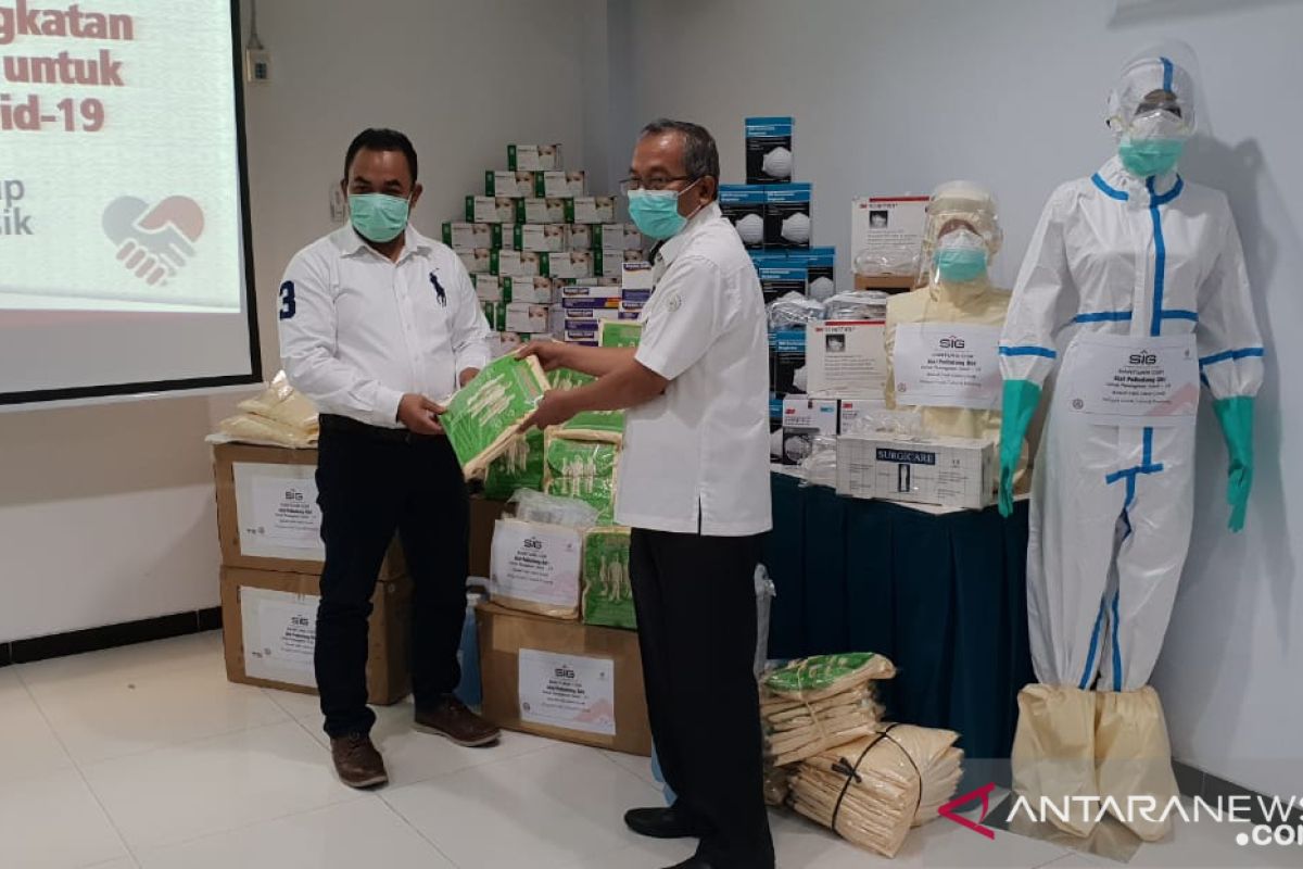 Semen Indonesia serahkan bantuan APD dan alat kesehatan senilai Rp15 miliar