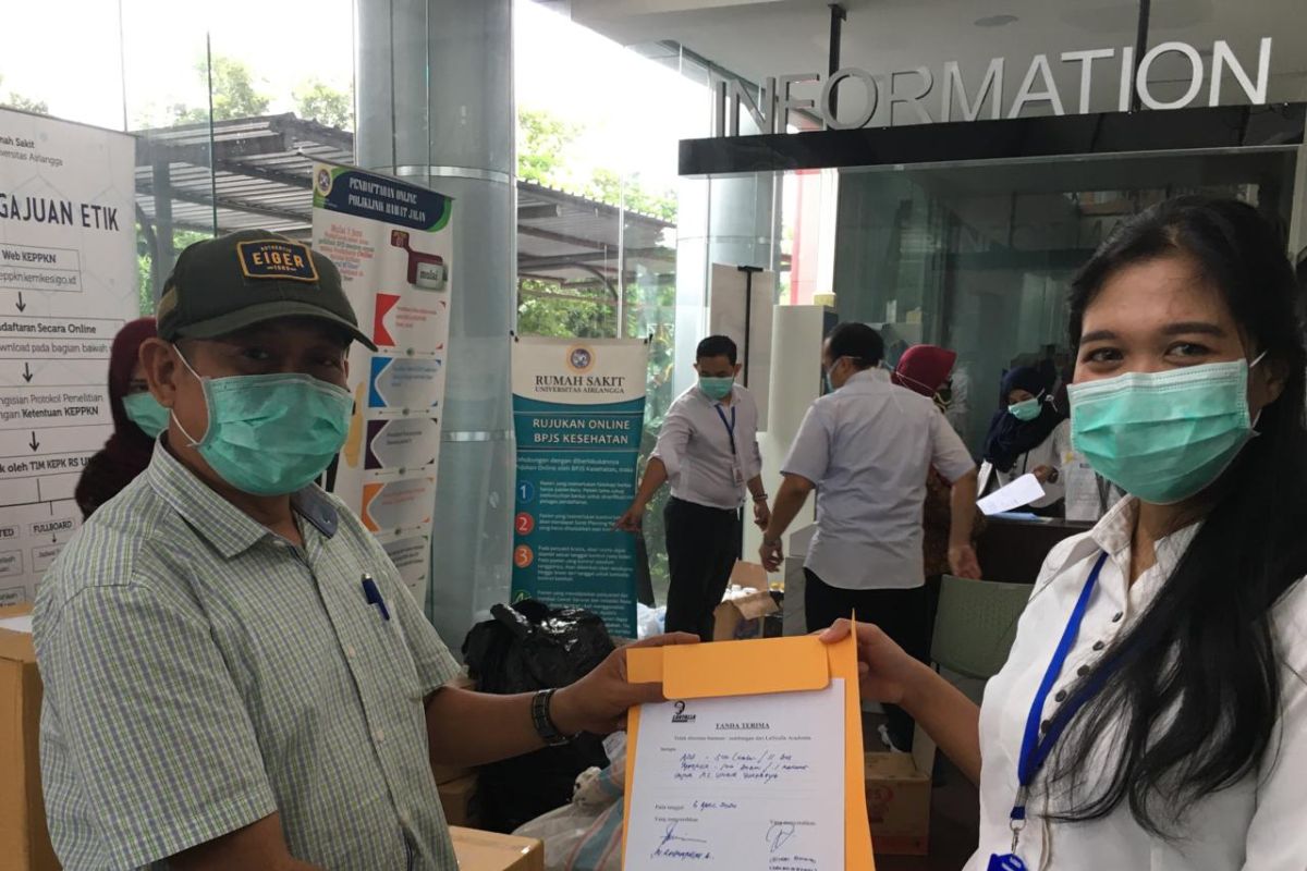 La Nyalla Academia serahkan 100 kotak masker medis ke RS Unair Surabaya