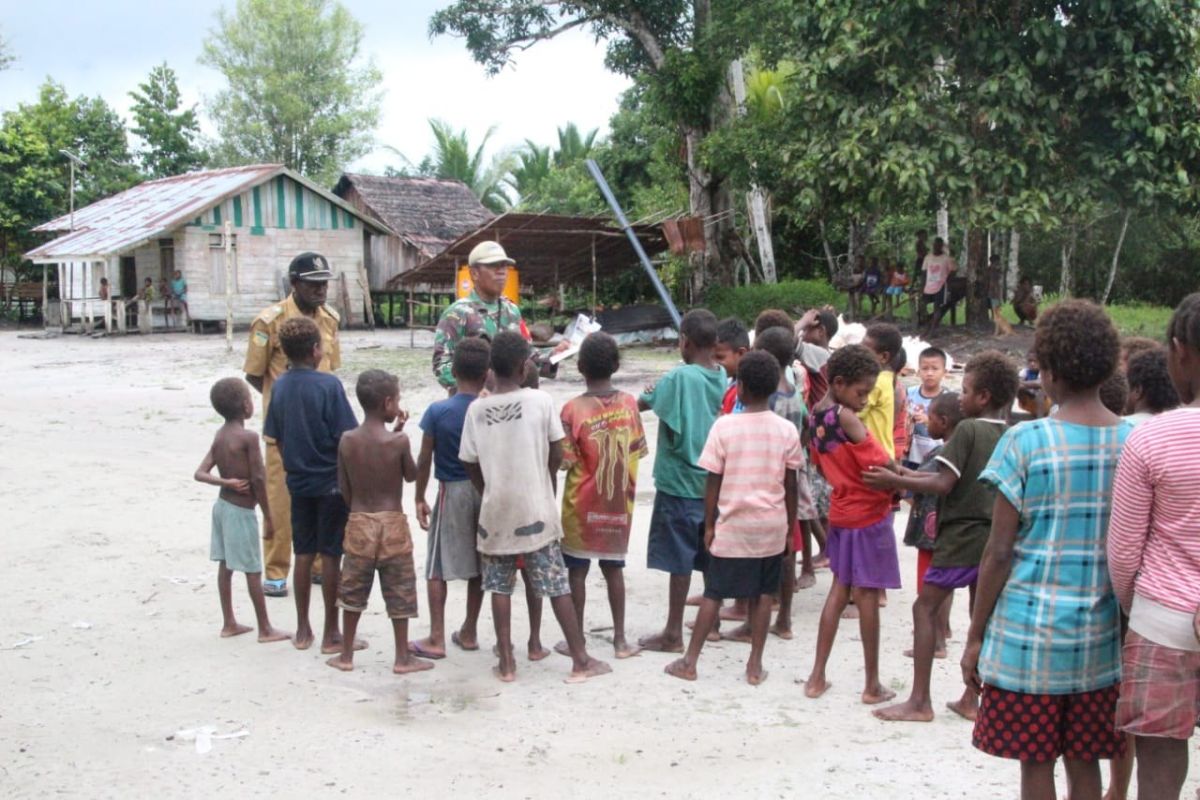 Satgas TMMD ajak anak kampung Epem Mappi jaga kesehatan