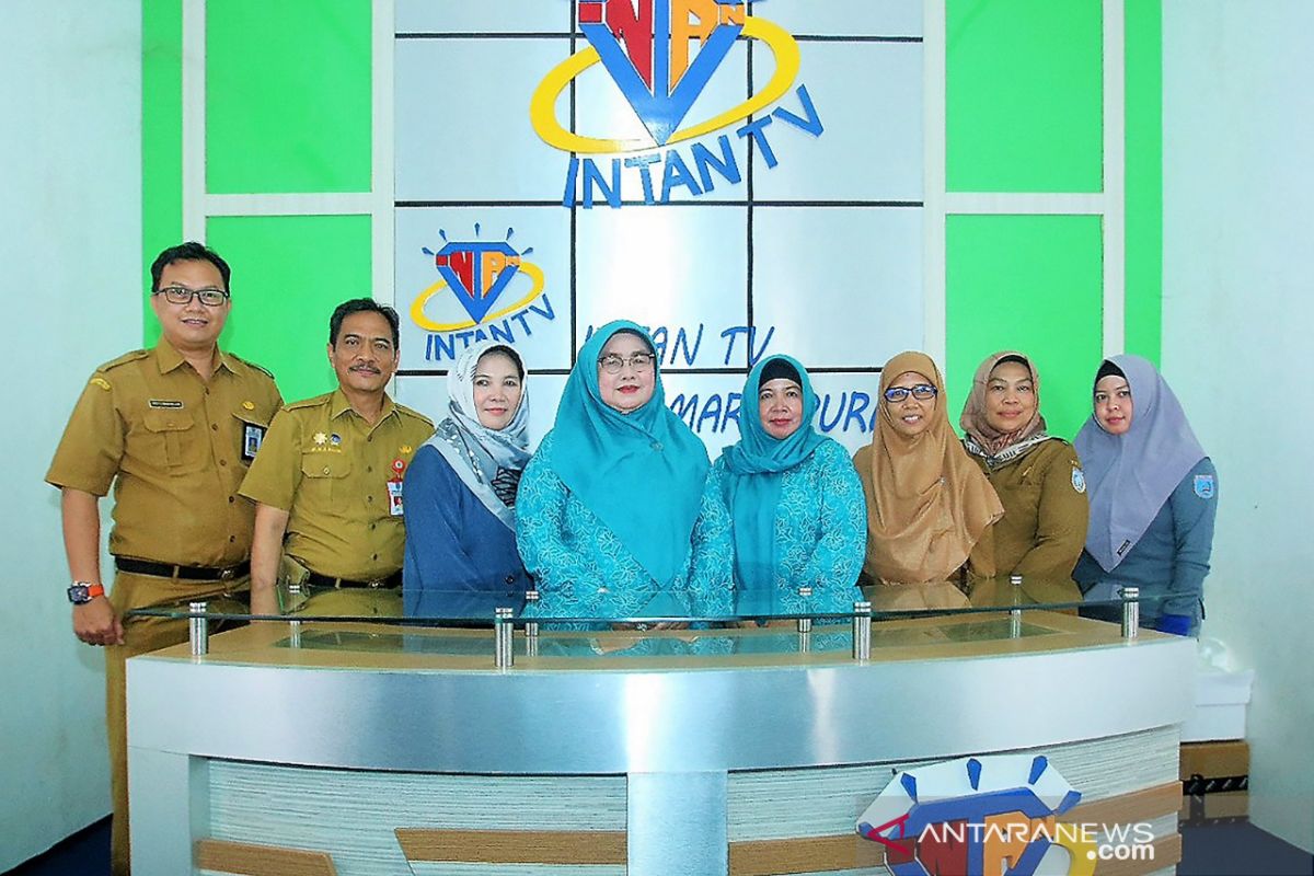 Ketua TP PKK Banjar kunjungi studio Intan TV dan media center