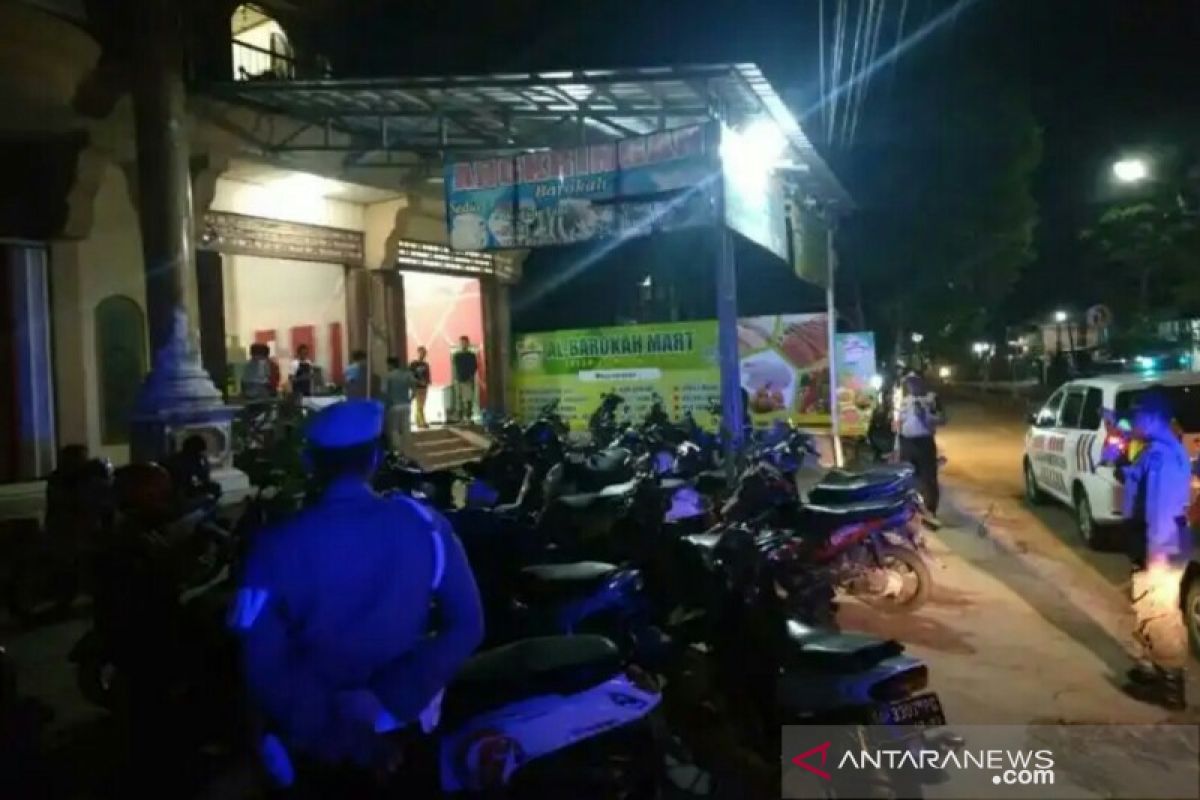 Polisi bubarkan pengunjung rumah makan