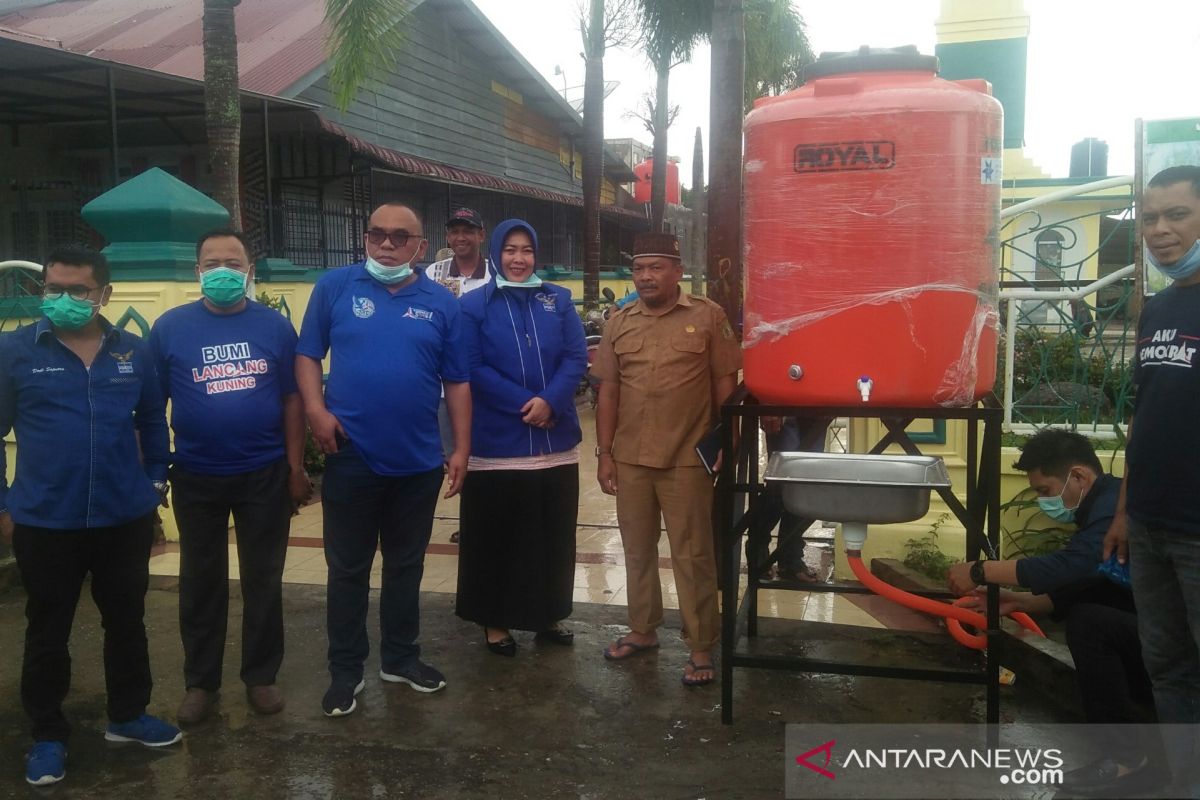 Demokrat Rokan Hilir beri bantuan tempat cuci tangan