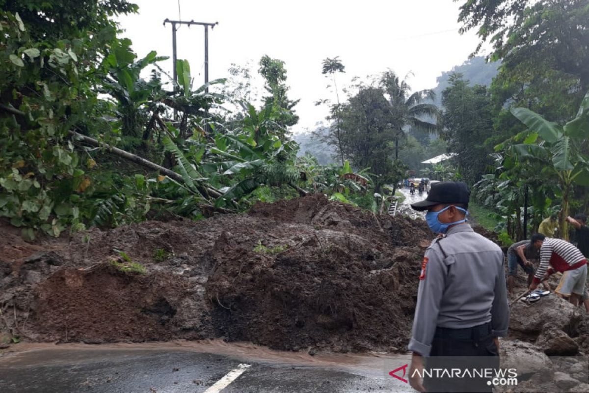 Jalan Sumedang-Subang, Jawa Barat  terputus akibat longsor