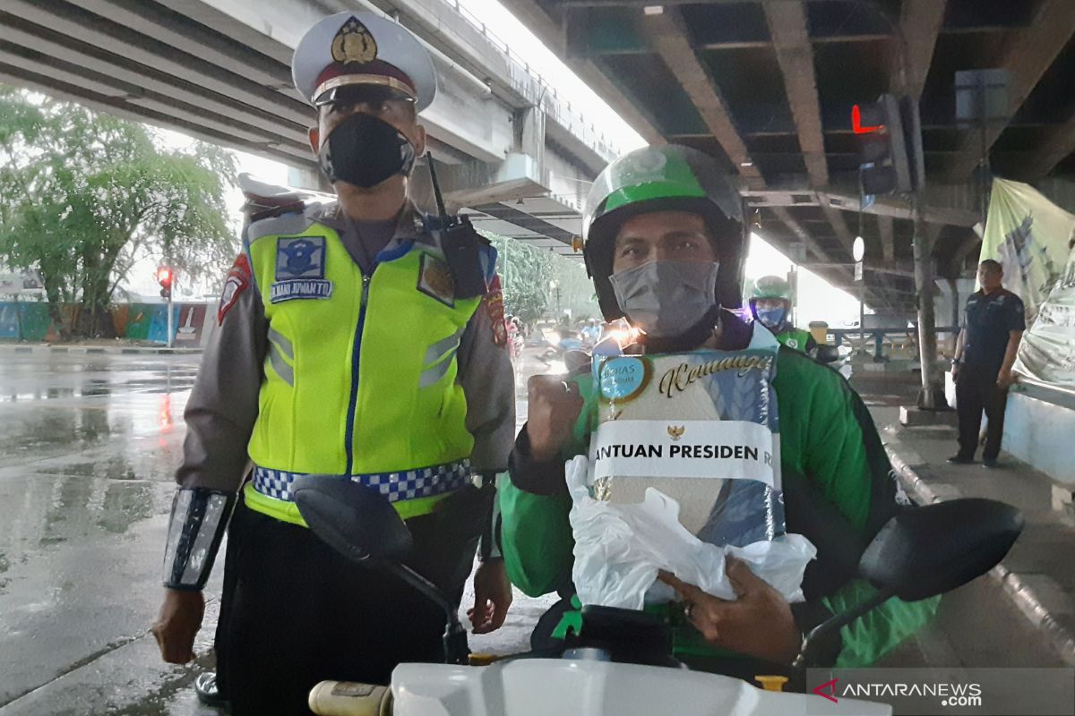 Petugas gabungan di Jakarta Utara bagikan beras bantuan presiden