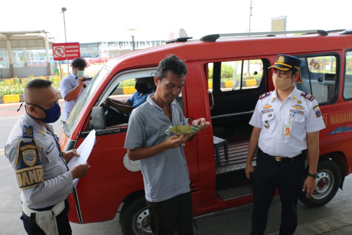 Terminal Pulogebang sosialisasikan penggunaan masker