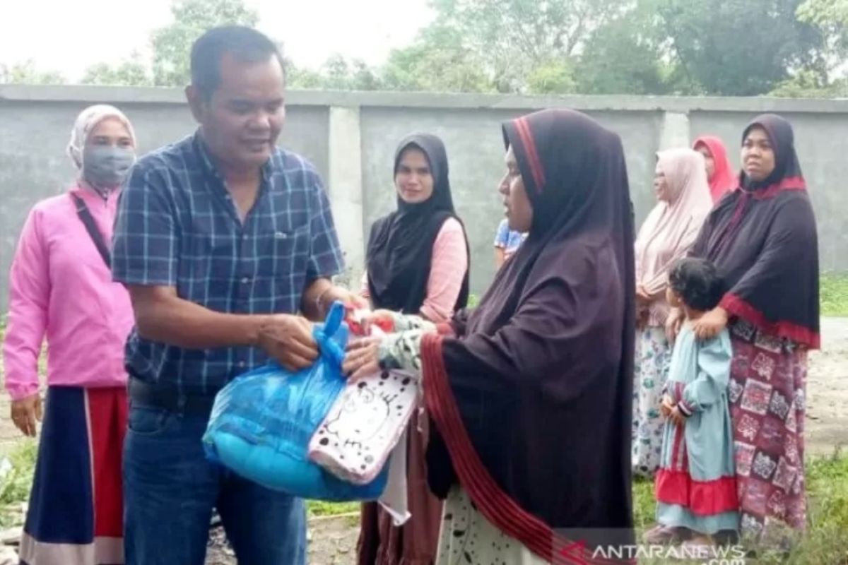 Warga Aceh Barat terdampak ekonomi akibat COVID-19 terima bantuan