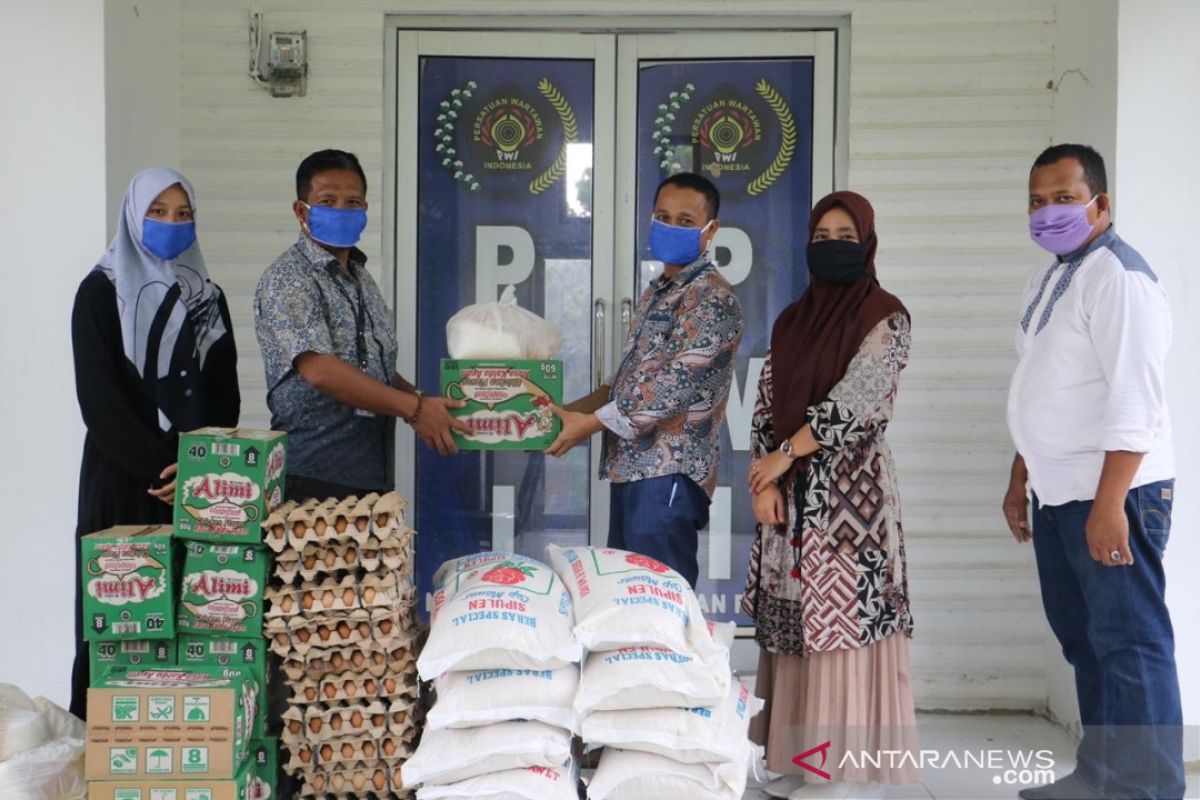 Mifa Bersaudara-BEL salurkan bantuan pangan untuk PWI Nagan Raya