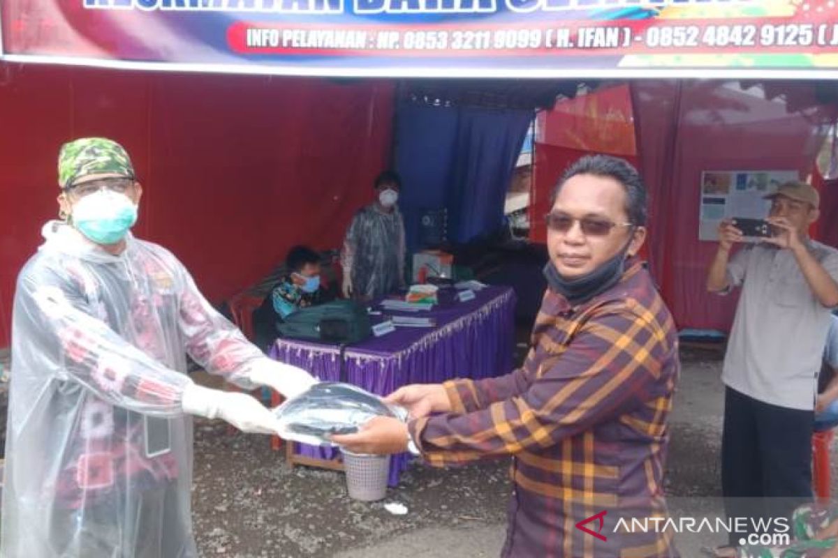 Cegah Corona, Anggota DPRD HSS Nasdem bagikan ribuan masker gratis