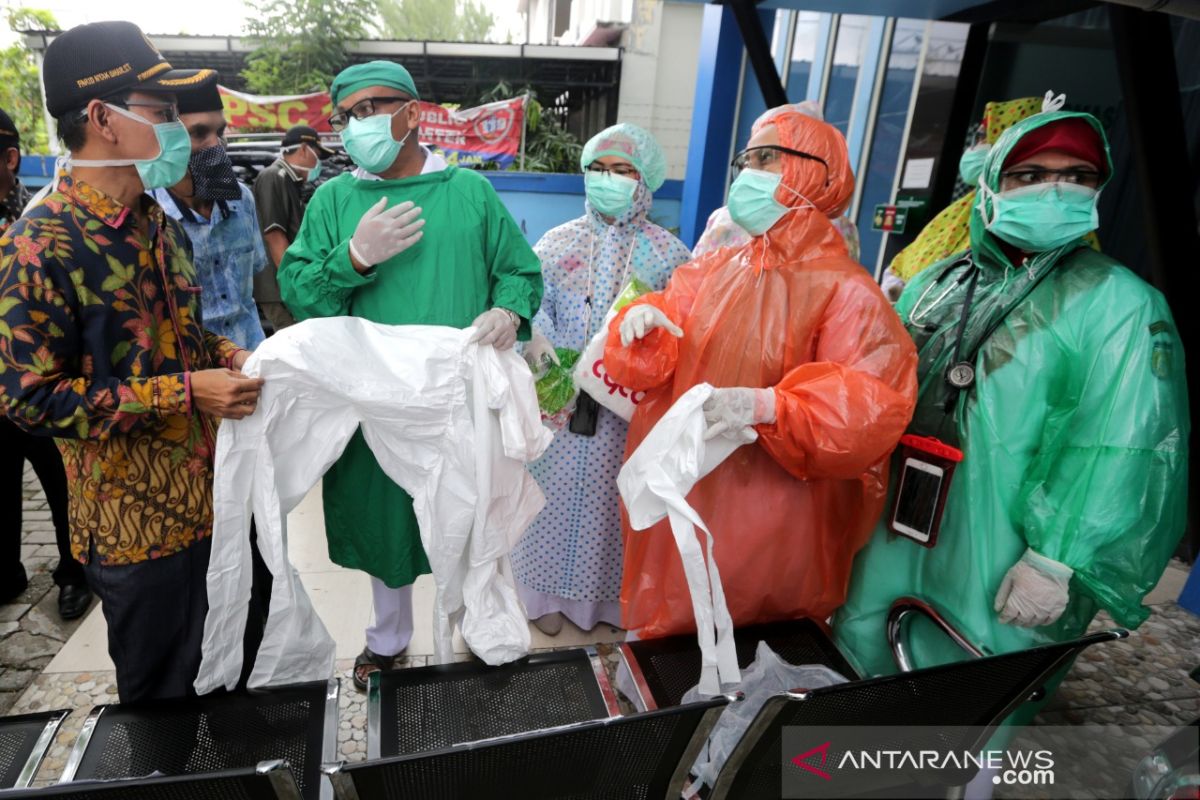 Jas hujan jadi APD petugas medis Puskesmas