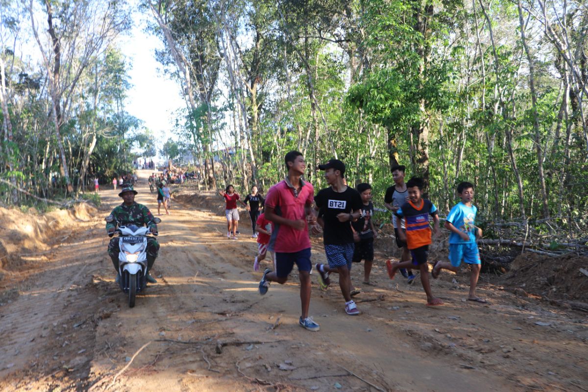 Prajurit TMMD ajak anak-anak jogging sore