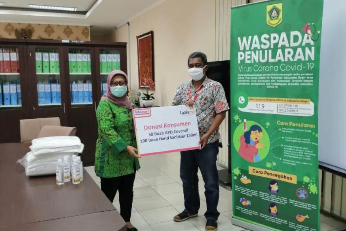 Dinkes Kabupaten Bogor terima bantuan APD dan hand sanitizer hasil donasi konsumen Alfamart