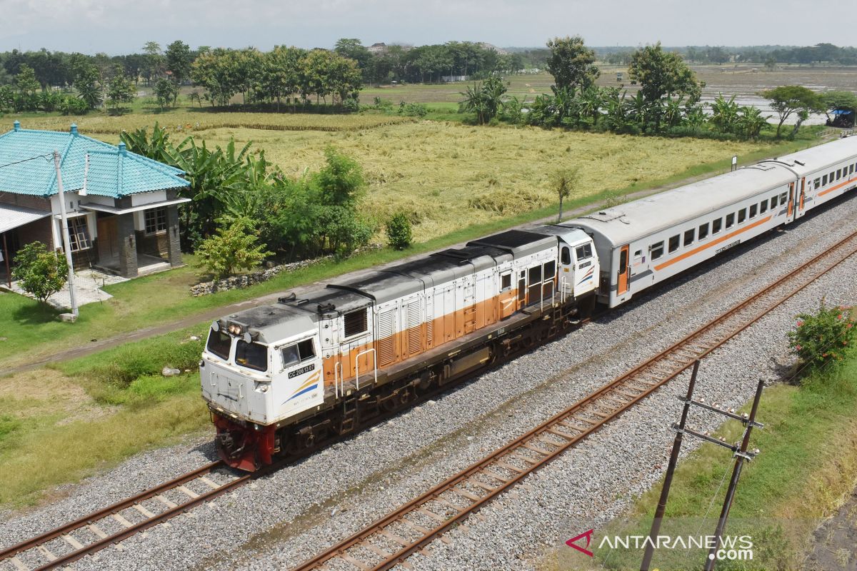 Daop Surabaya hentikan seluruh KA penumpang tujuan Bandung dan Jakarta