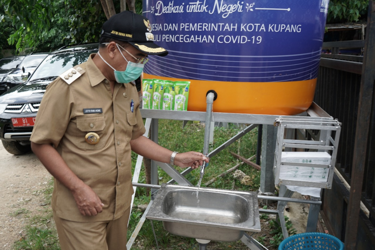 BI NTT bantu wastafel bagi warga Kota Kupang