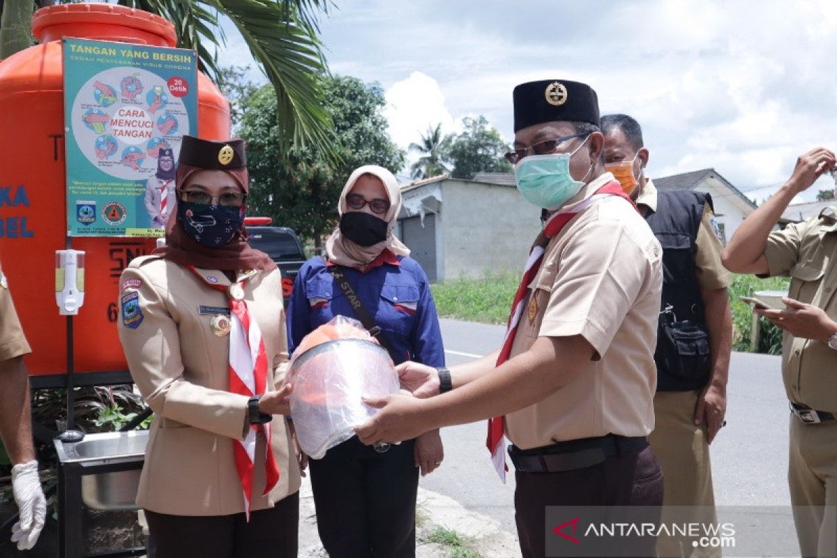 Pramuka Babel serahkan bantuan instalasi cuci tangan di pasar tradisional