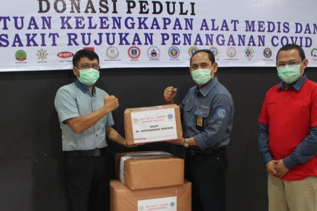 Serikat Pekerja Pertamina Palembang bantu APD tenaga medis