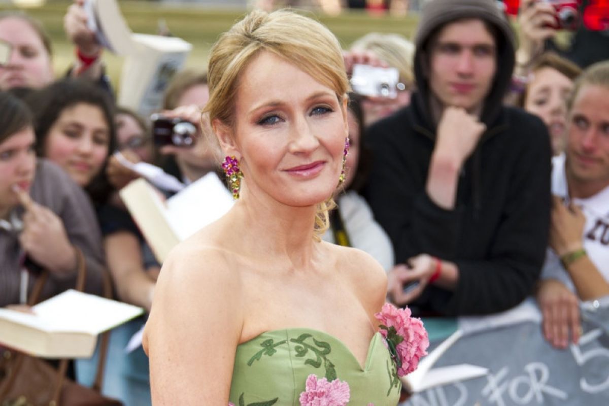 JK Rowling sembuh usai dua pekan bergejala corona