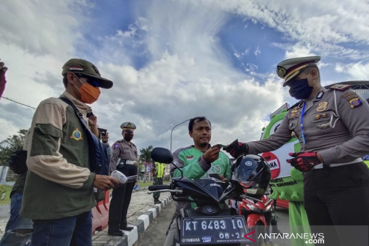 Satlantas Polresta Samarinda bagikan masker ke ojek online