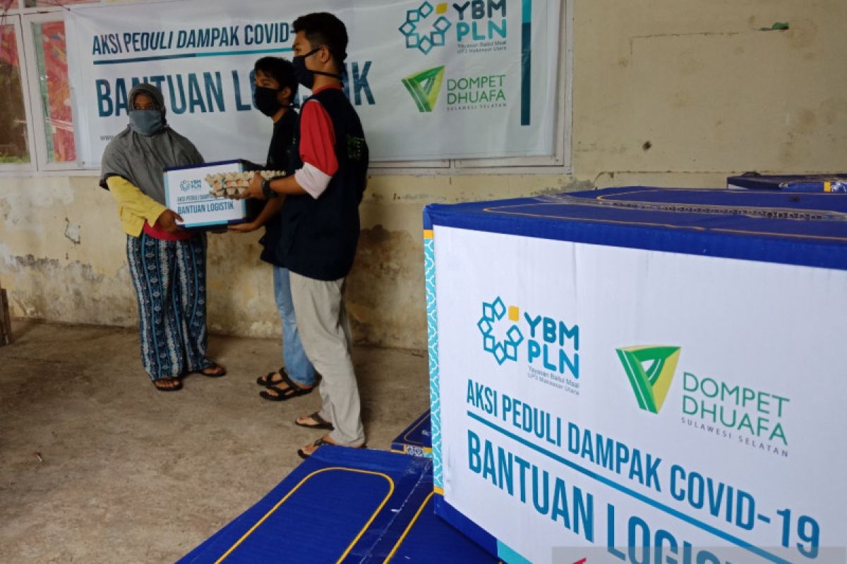 Dompet Dhuafa-YBM PLN bagi sembako kepada warga terdampak COVID-19