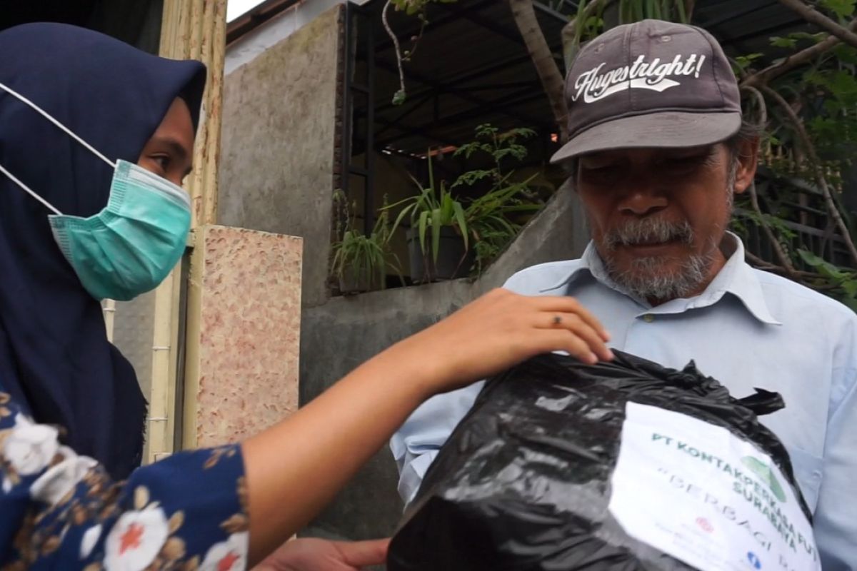 Ratusan paket sembako dibagikan kepada masyarakat terdampak COVID-16 di Surabaya