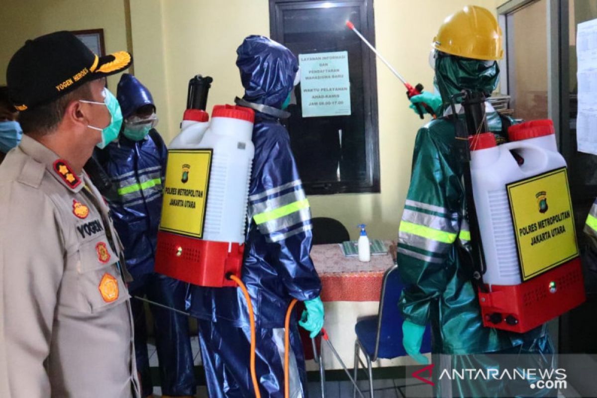 Lingkungan Masjid Al Istiqomah Tanjung Priok disemprot disinfektan