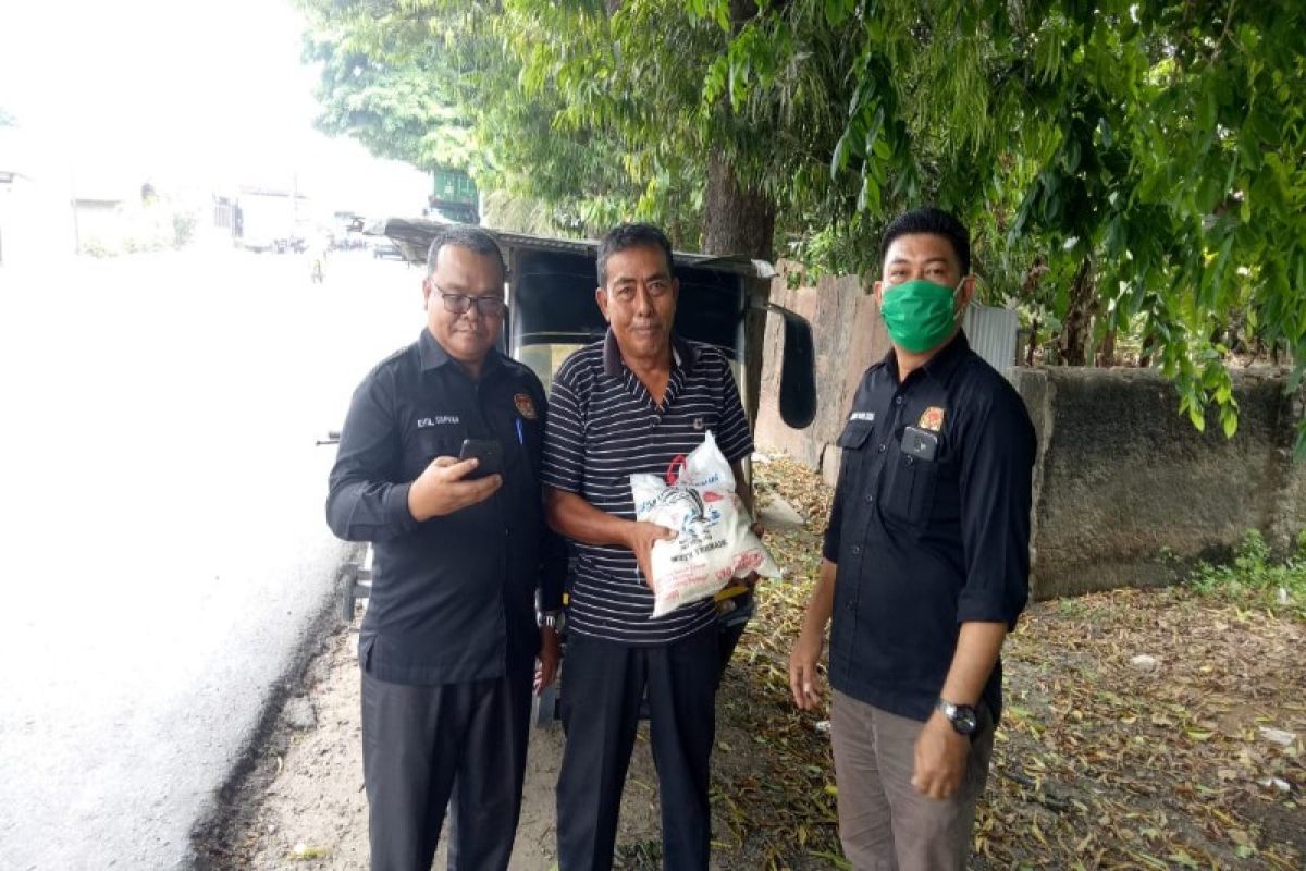 KPU Tebing Tinggi serahkan bantuan beras kepada kaum dhuafa