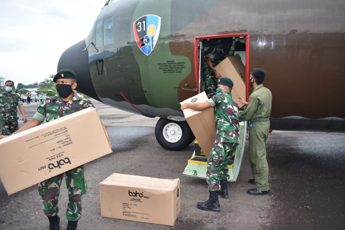 Pesawat Hercules TNI-AU pembawa bantuan APD mendarat di Jambi