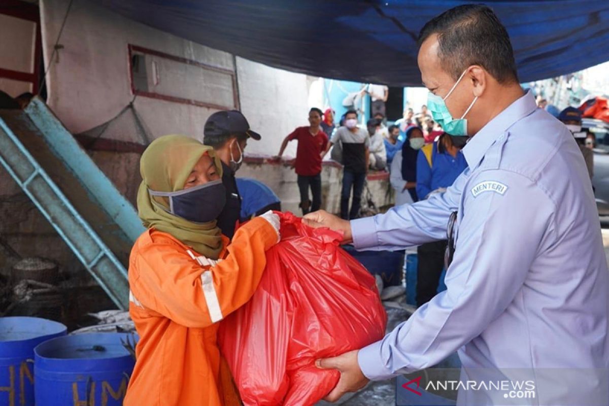 KKP bagikan 560 paket bantuan di kawasan Pelabuhan Muara Baru Jakarta