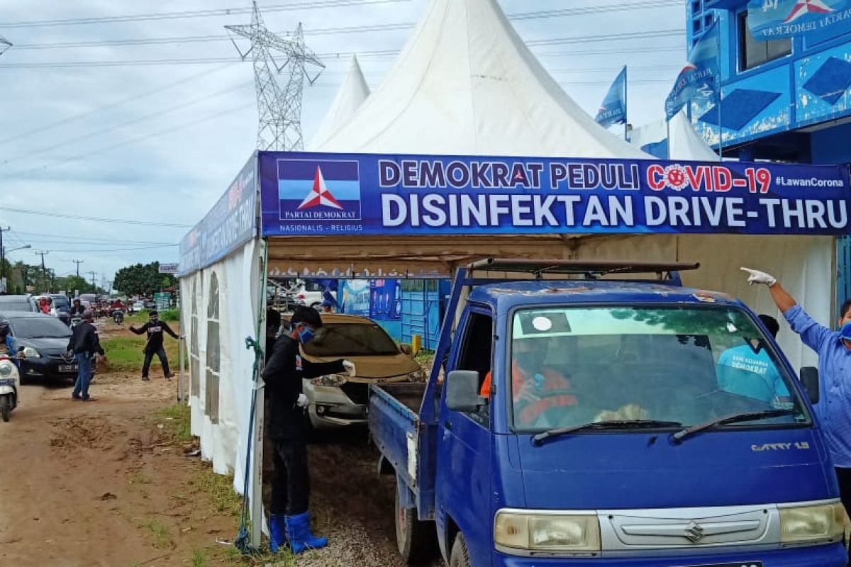 DPD Demokrat Banten bagikan 2.000 masker dan pembersih tangan