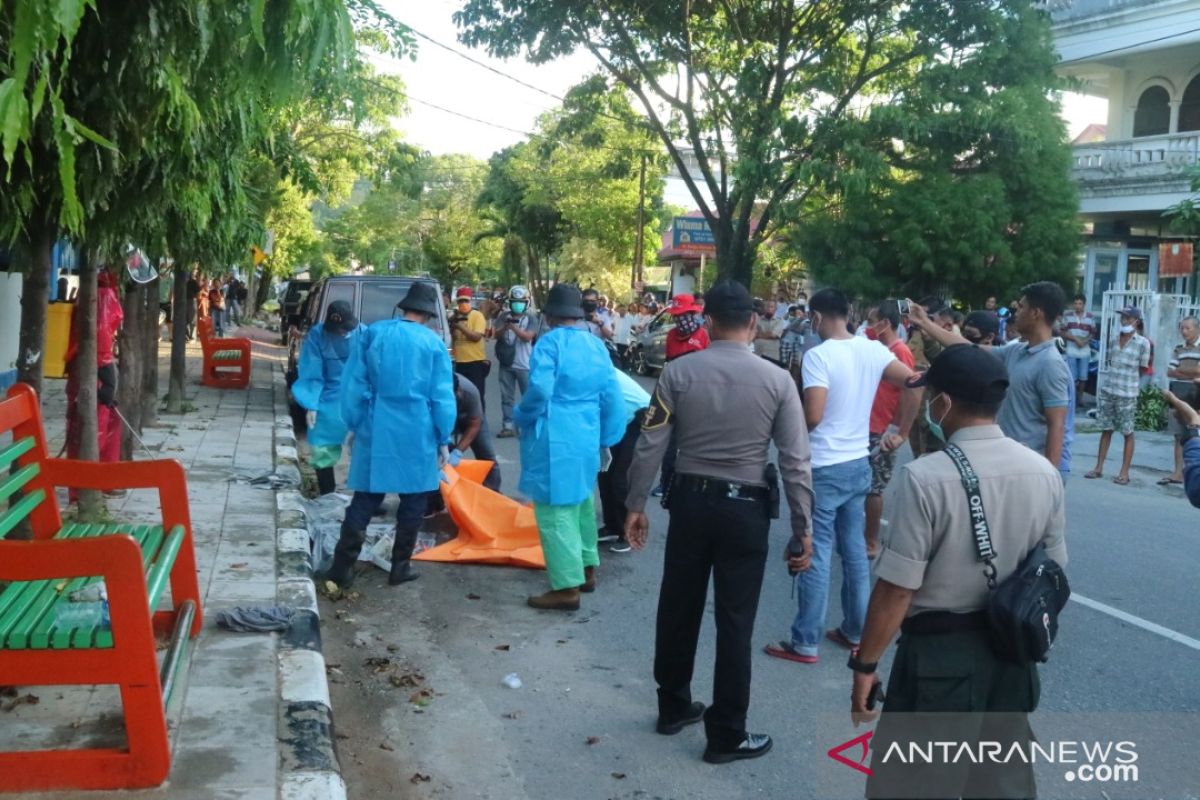 Seorang pria ditemukan meninggal di pinggir jalan di Padang