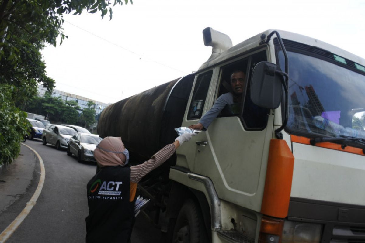 ACT Jawa Timur bagikan masker kain untuk masyarakat Surabaya