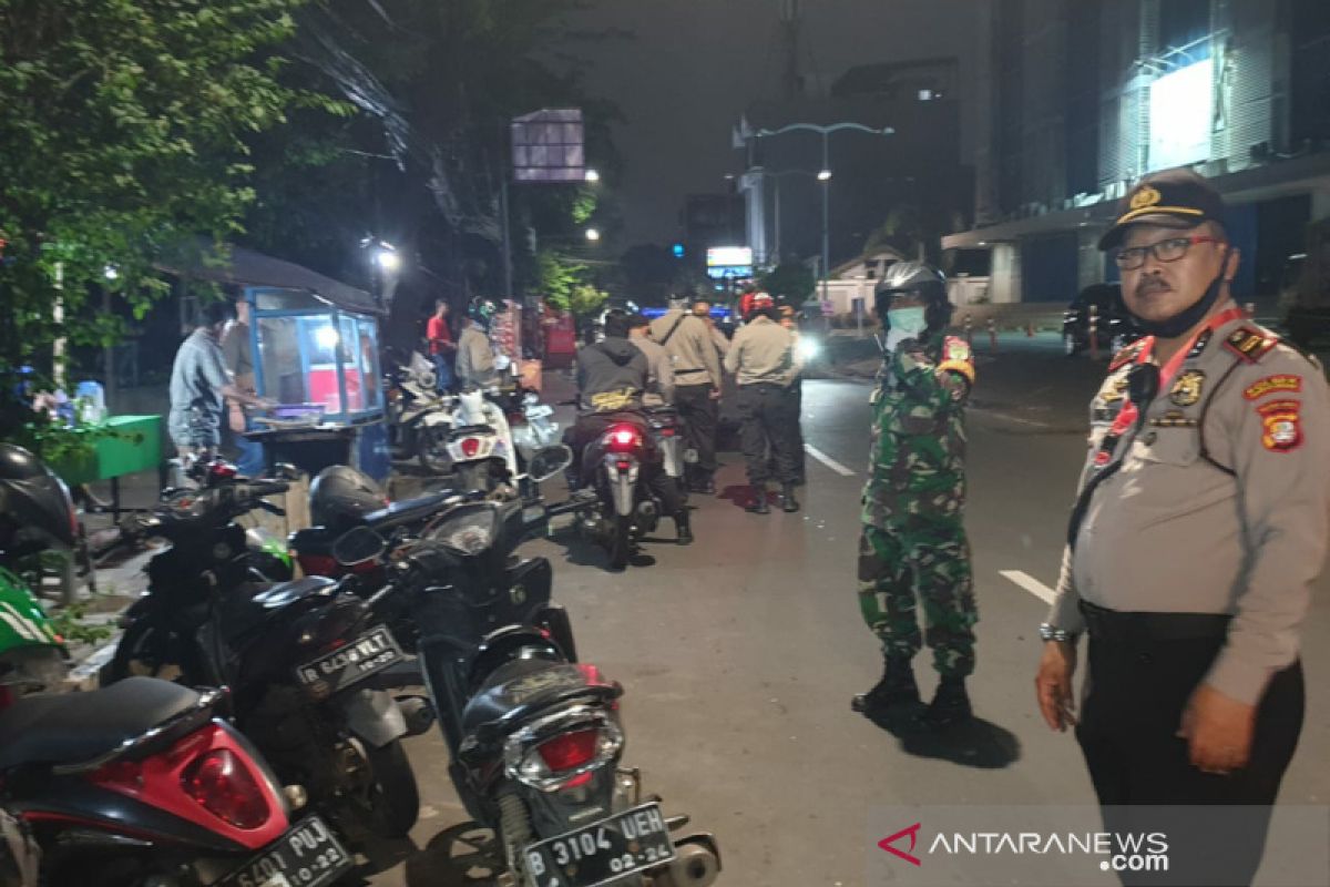 Polrestro Jakarta Pusat menggencarkan Polisi RW cegah COVID-19