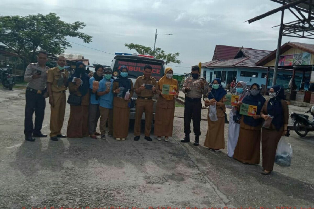 Galang donasi, Puskesmas Bukit Batu bagi-bagi masker ke masyarakat