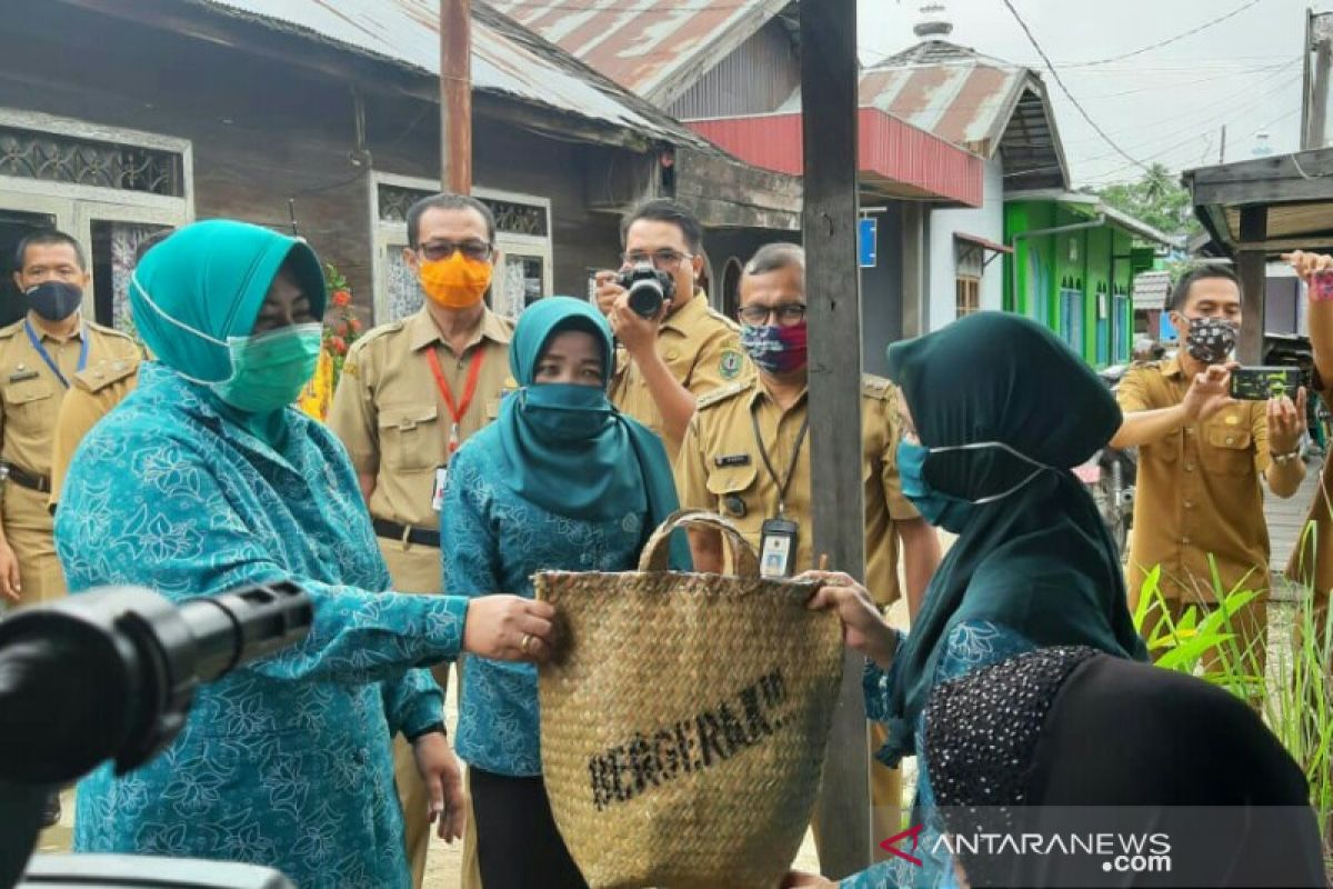 Raudhatul Janah serahkan bantuan sembako Dinas Sosial kepada kader PKK