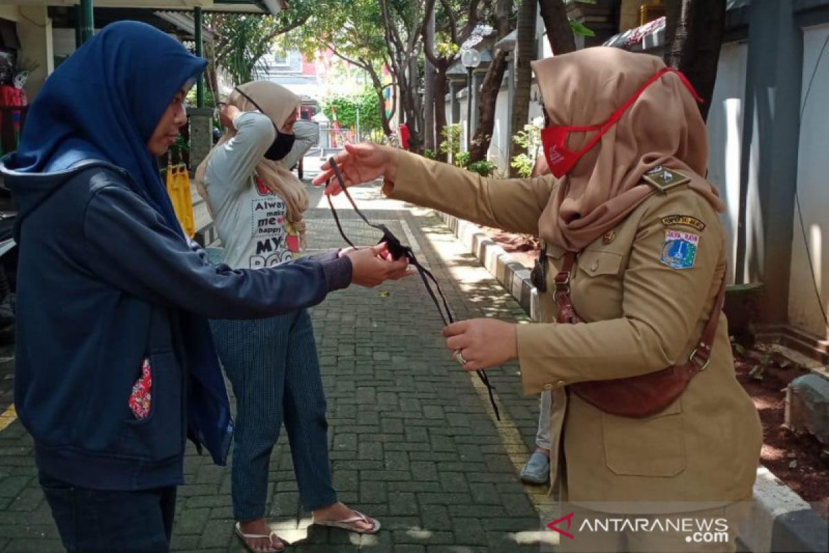 Warga Pasar Walang Baru dapat bantuan masker kain