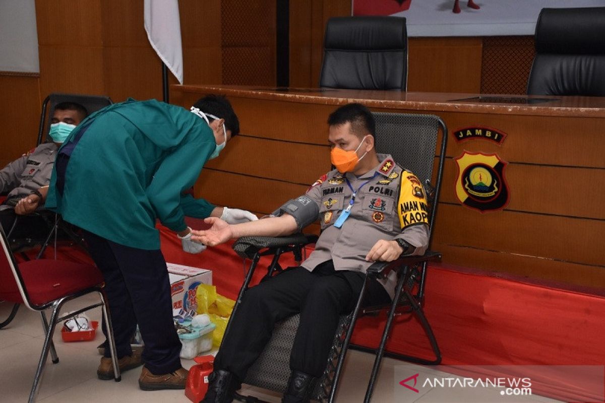 Bantu pengadaan stok PMI, Kapolda Jambi donorkan darah bersama para perwiranya