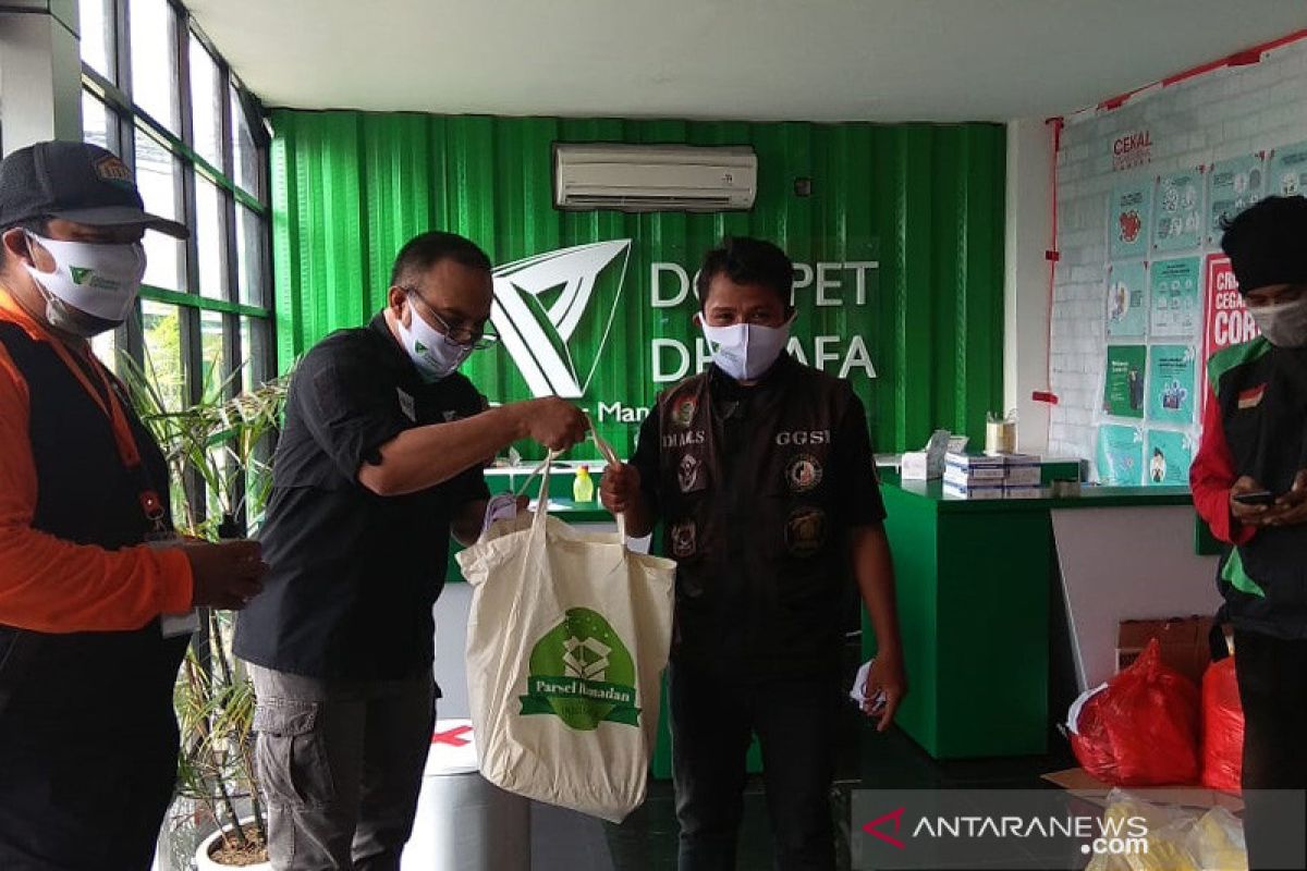 Dompet Dhuafa bagikan masker dan hand sanitizer pada pengemudi ojol