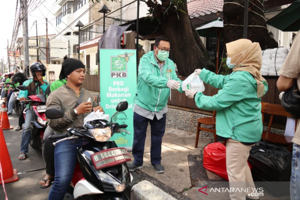 PKB bagikan 500 nasi kota, jelang diberlakukan PSBB