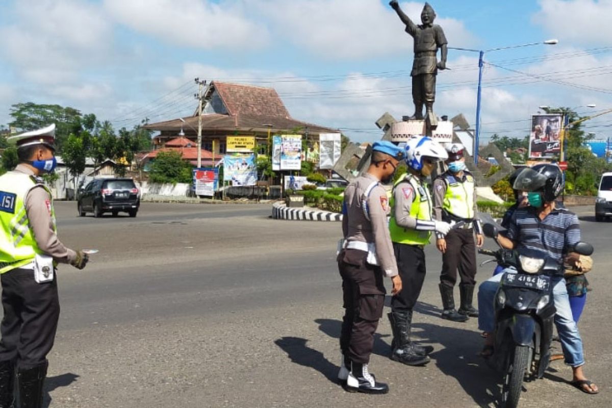 Polres Lampung Utara bagikan masker dan brosur pencegahan COVID-19