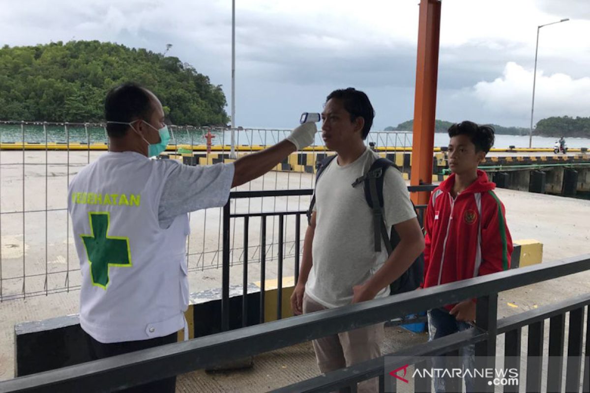 Cegah corona, penumpang KM Sabuk Nusantara diperiksa suhu tubuh