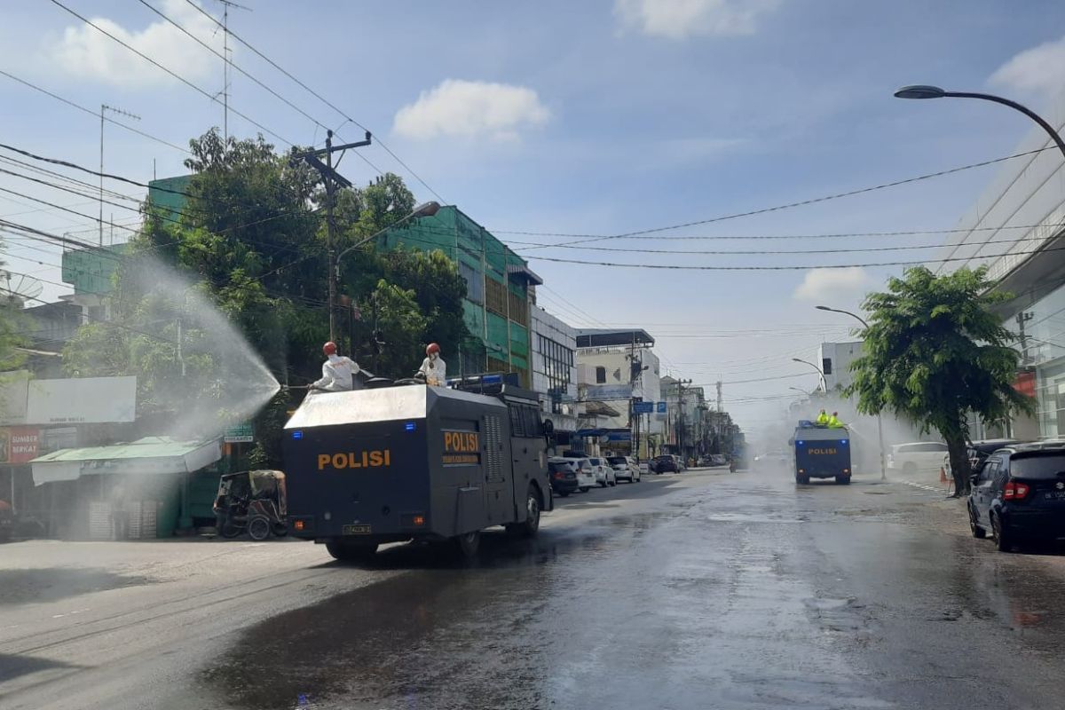 Polda Sumut semprotkan disinfektan cegah penyebaran COVID-19