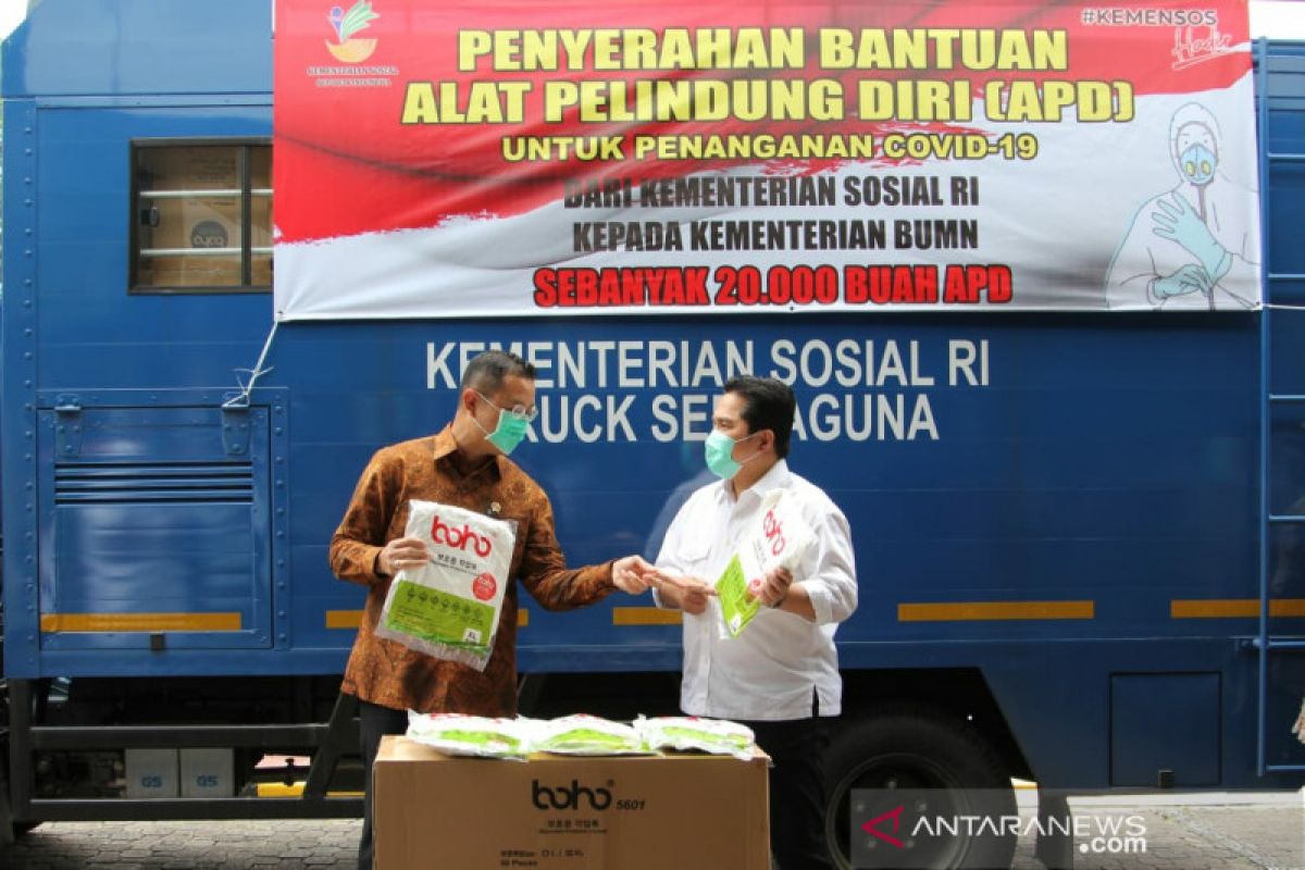 Mensos serahkan 20.000 APD dukung tenaga medis di RS BUMN